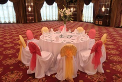 SANDALYE VE MASA SÜSLEMESÝ SARI-KIRMIZI