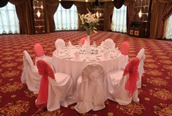 SANDALYE VE MASA SÜSLEMESÝ KIRMIZI-BEYAZ